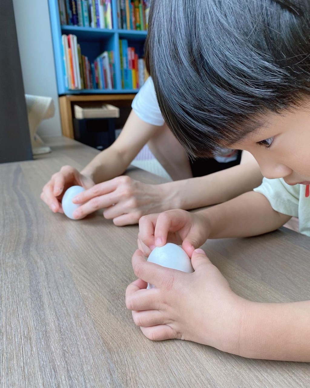勁寶好認真。