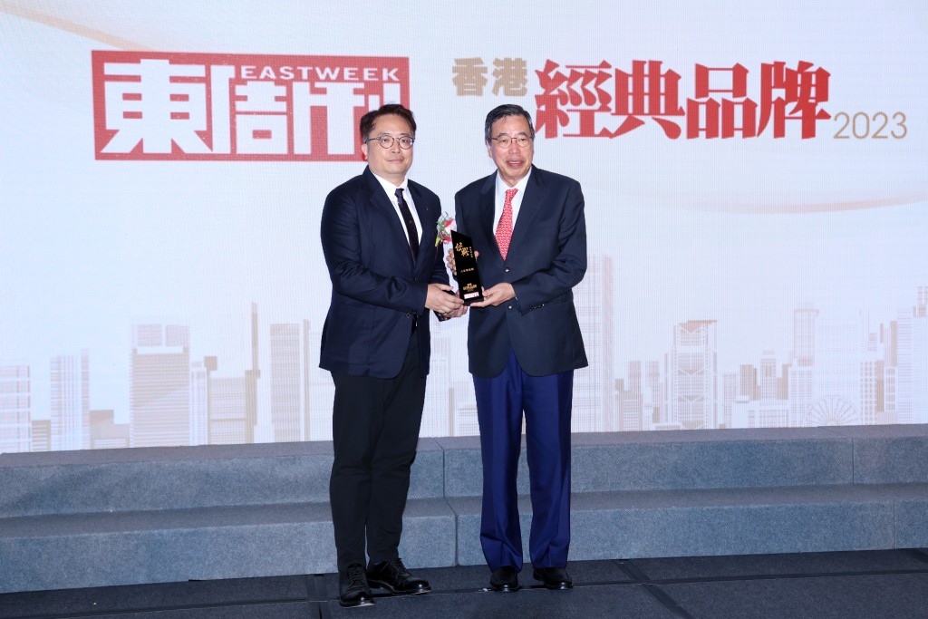 大家樂榮獲殿堂級品牌大獎，並由總經理（香港快餐）盧國輝（左）領獎。