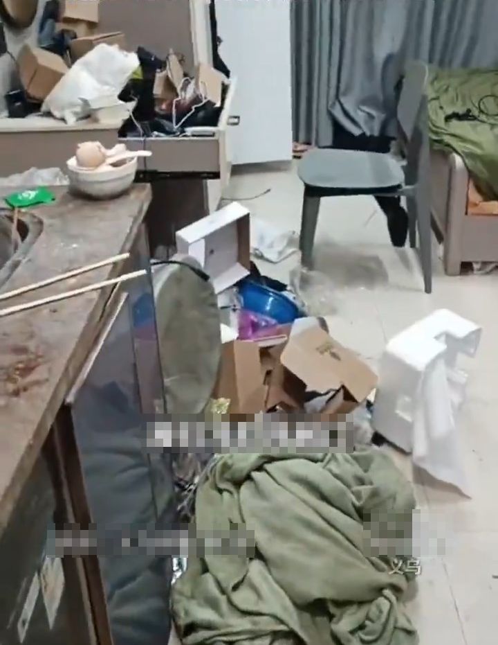 业主入屋后，发现单位内有数十樽载有尿液的可乐樽。《南方日报》