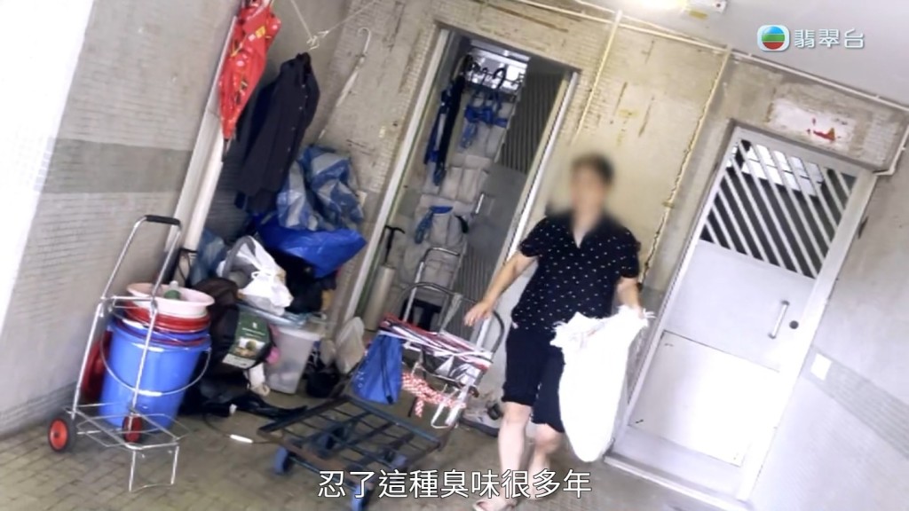 影片可見，「刺身姐」將店舖扔棄的廚餘搬回公屋單位的門外。