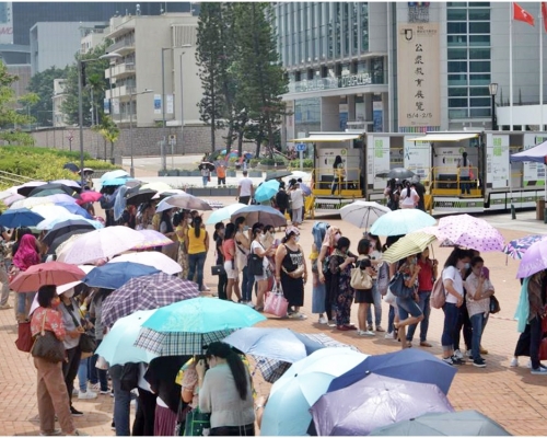 陳肇始表示會盡力增加檢測服務量,以便利市民接受檢測。資料圖片