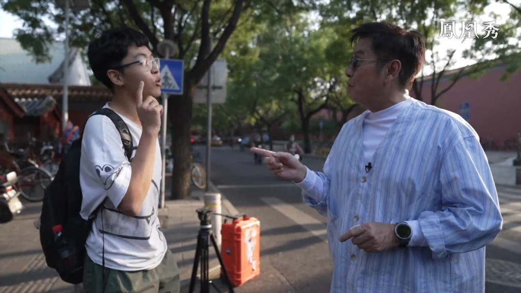 譚詠麟日前抽空接受內地節目訪問，在北京街頭巧遇00後廣東歌歌迷，還即席合唱《知心當玩偶》，又為對方簽名。