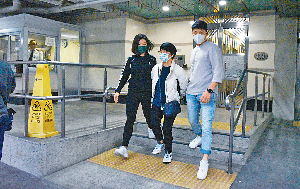 ■鄧燕娥昨日被押到美孚新邨一單位蒐證。 ■鄧燕娥昨日被押到美孚新邨一單位蒐證。