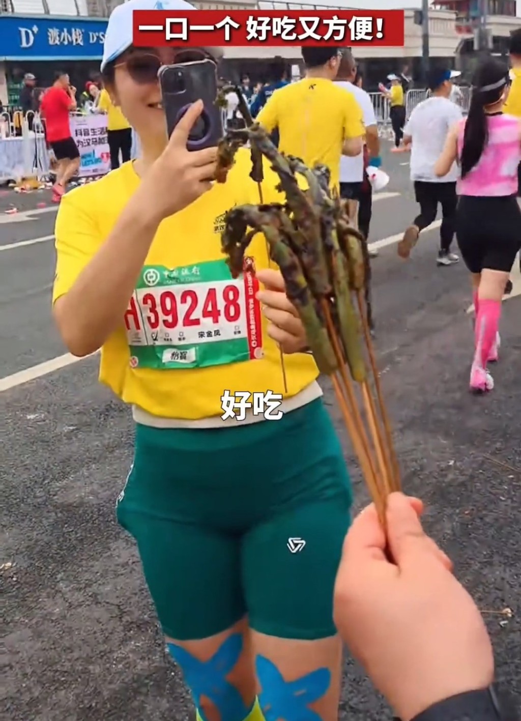 现场更派发武汉特产菜薹。