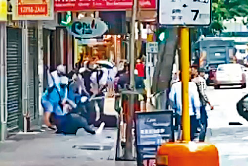 ■大批酒吧援兵赶至，狂殴三名倒地的怀疑南亚刀手。
