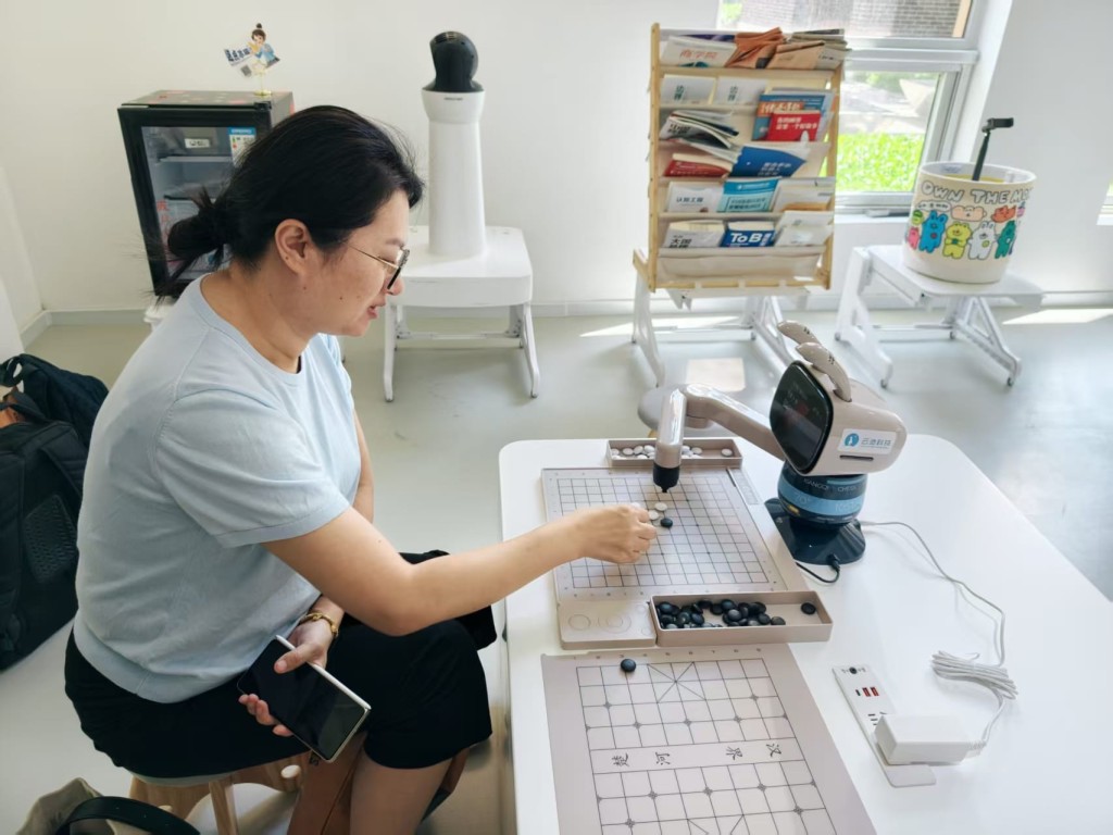 雲跡科技展廳擺放大量服務機械人,吸引媒體記者圍觀。楊浚源攝 雲跡科技展廳擺放大量服務機械人,吸引媒體記者圍觀。楊浚源攝