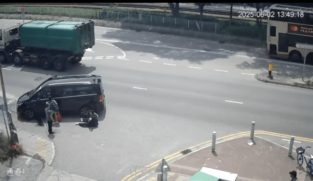 女子走向私家車司機,隔著玻璃窗哮叫:「喂,撞到人喎,報警呀!車到隻腳!」 女子走向私家車司機,隔著玻璃窗哮叫:「喂,撞到人喎,報警呀!車到隻腳!」