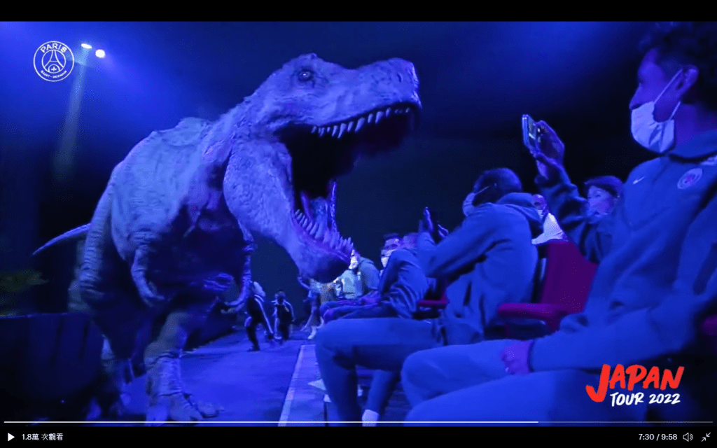 即使知道是道具恐龍，PSG球員舉機拍照時都嚇一跳。 網上圖片