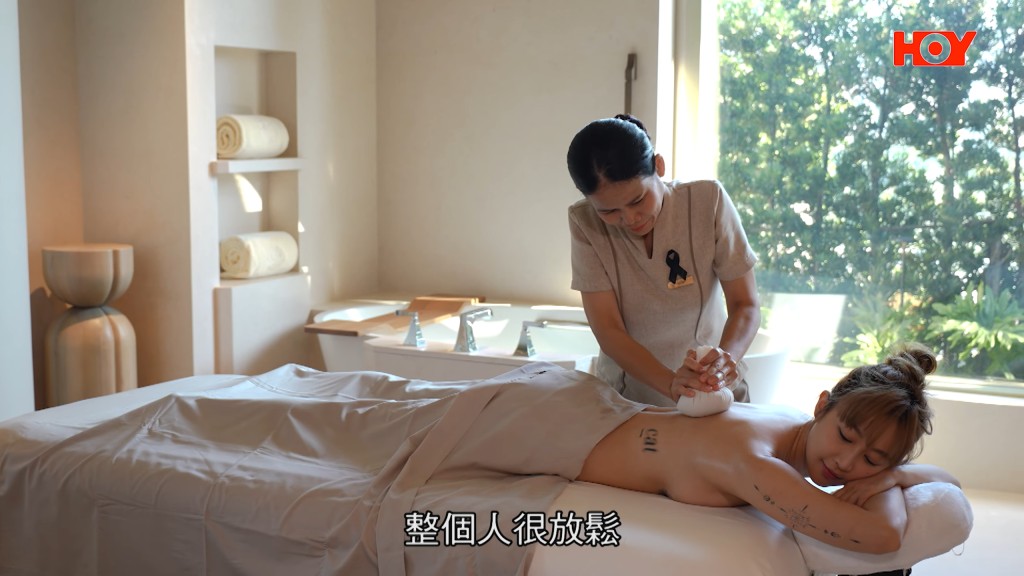 樂宜伏在按摩床上，一臉享受。