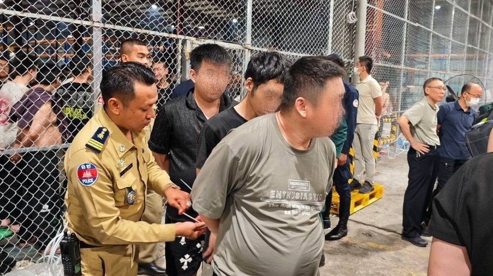 柬埔寨昨晚（7日）遣返110名涉及电骗犯罪的中国人。《柬中时报》