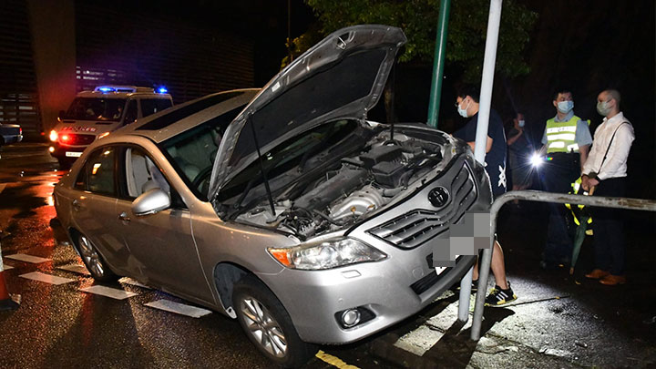 私家車疑天雨路滑失控撞向路邊鐵欄。