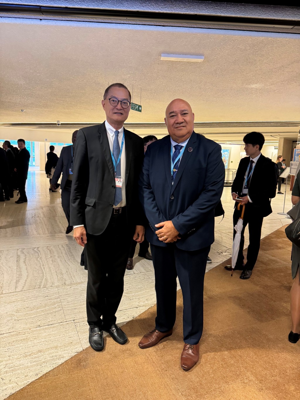 卢宠茂（左）出席大会期间与世衞西太平洋区域主任Saia Ma’u Piukala医生（右）合照。政府新闻处图片