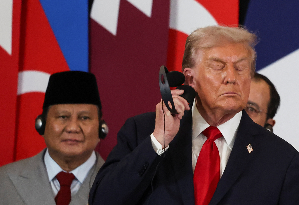 美國總統特朗普與印尼總統普拉博沃(Prabowo Subianto)近日在埃及出席加沙和平峰會期間,私下的一段對話,因講台上的咪高峰未關閉而意外曝光。美聯社 美國總統特朗普與印尼總統普拉博沃(Prabowo Subianto)近日在埃及出席加沙和平峰會期間,私下的一段對話,因講台上的咪高峰未關閉而意外曝光。美聯社