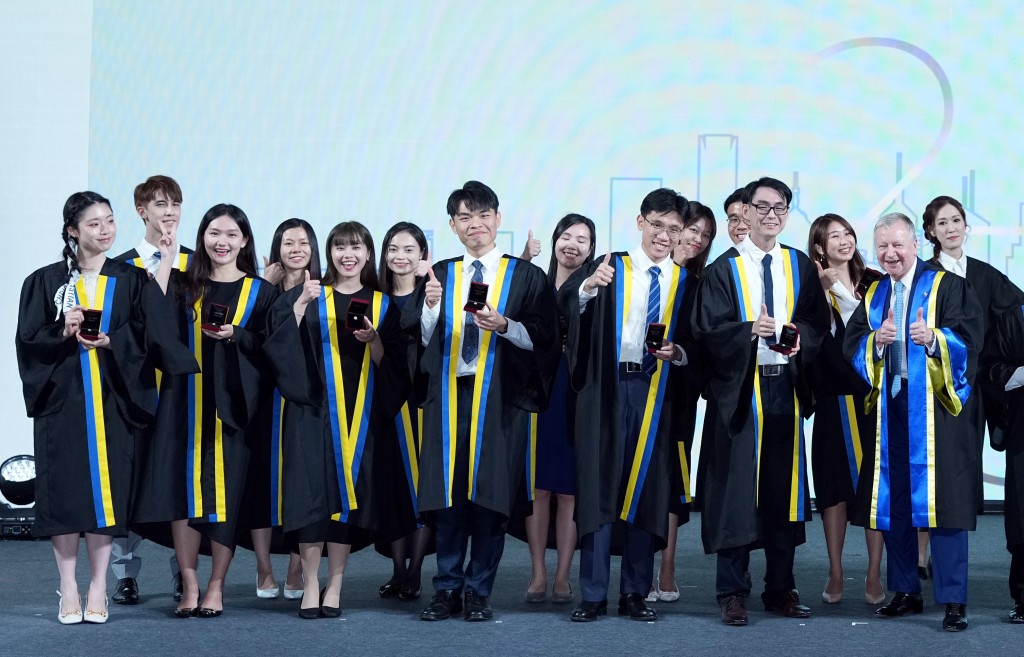香港赛马会行政总裁应家柏（前排右一）与应届毕业的赛马会学人合照。