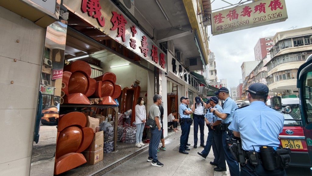 警方到場調查。 警方到場調查。