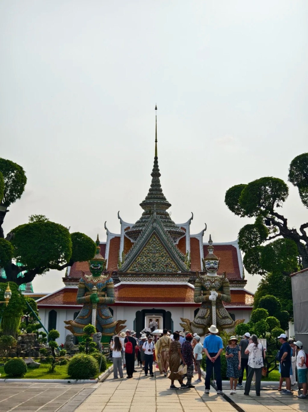 网民表示于4月3日在泰国郑王庙偶遇林峯一家。