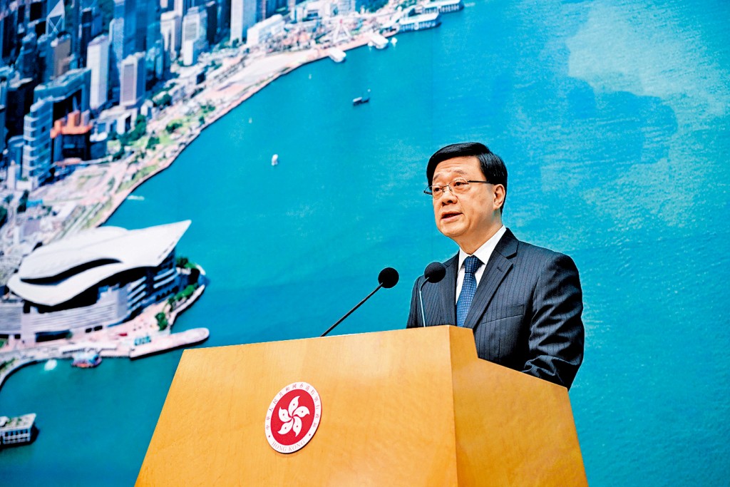 李家超指,工商界是推動經濟發展主力軍,社會各界要當好同行者,為建設香港努力打拼,作出一項具體的實際行動。