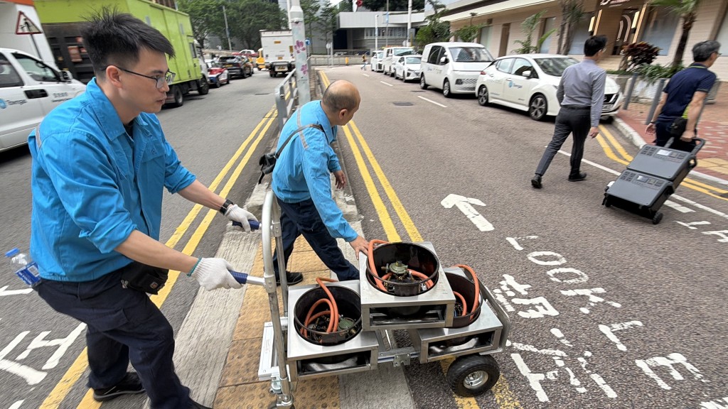 煤氣公司職員準備部分爐頭供食店使用。