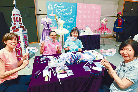 喺趣味工作坊，參加者可以親手製作屬於自己獨一無二嘅演出飾物。