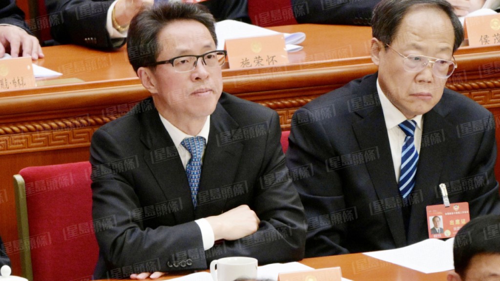 张晓明在政协会议主席台上。（苏正谦摄）