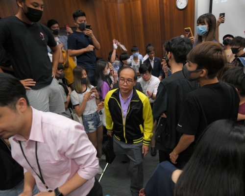 陳偉強被學生包圍。資料圖片
