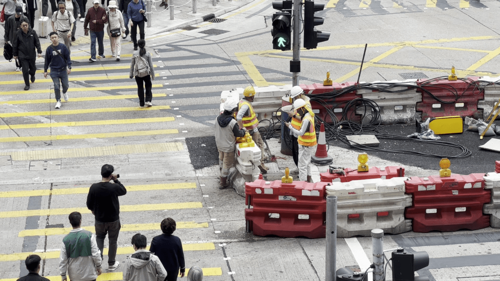 下午2時許現場所見,有數名工人在安全島範圍,相信是準備調整水馬。 下午2時許現場所見,有數名工人在安全島範圍,相信是準備調整水馬。