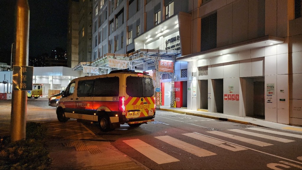 涉事的小情侶送往屯門醫院搶救。黃文威攝 涉事的小情侶送往屯門醫院搶救。黃文威攝
