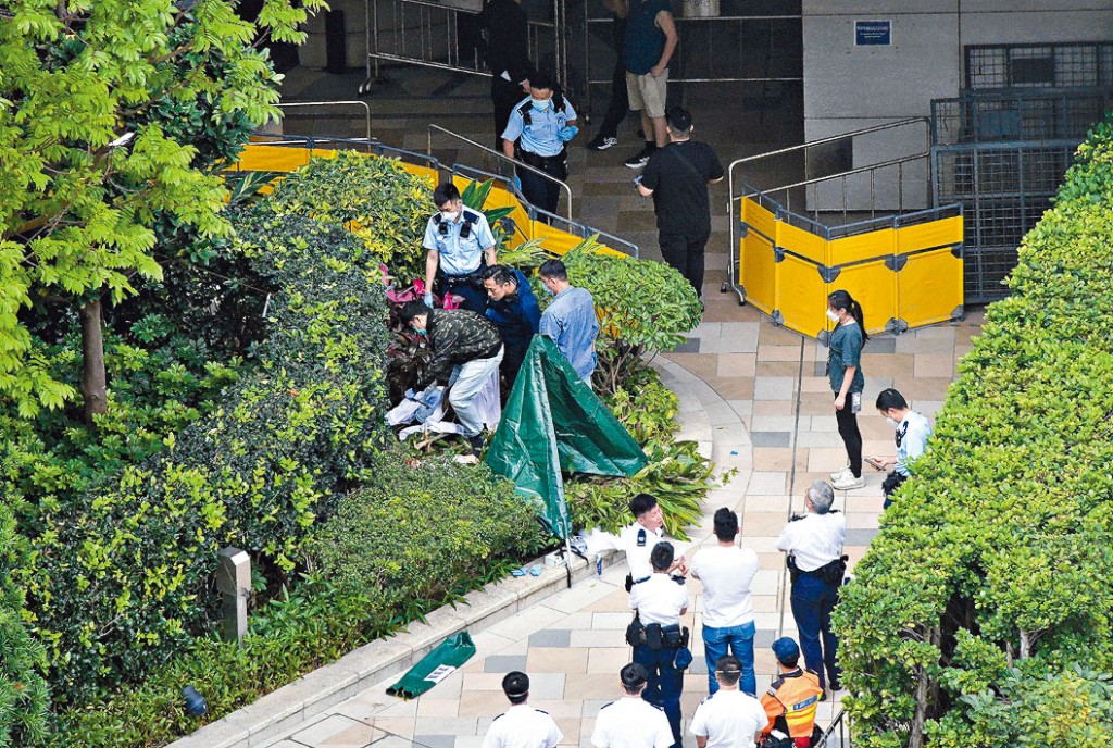 警員以帳篷遮蓋母子屍體。