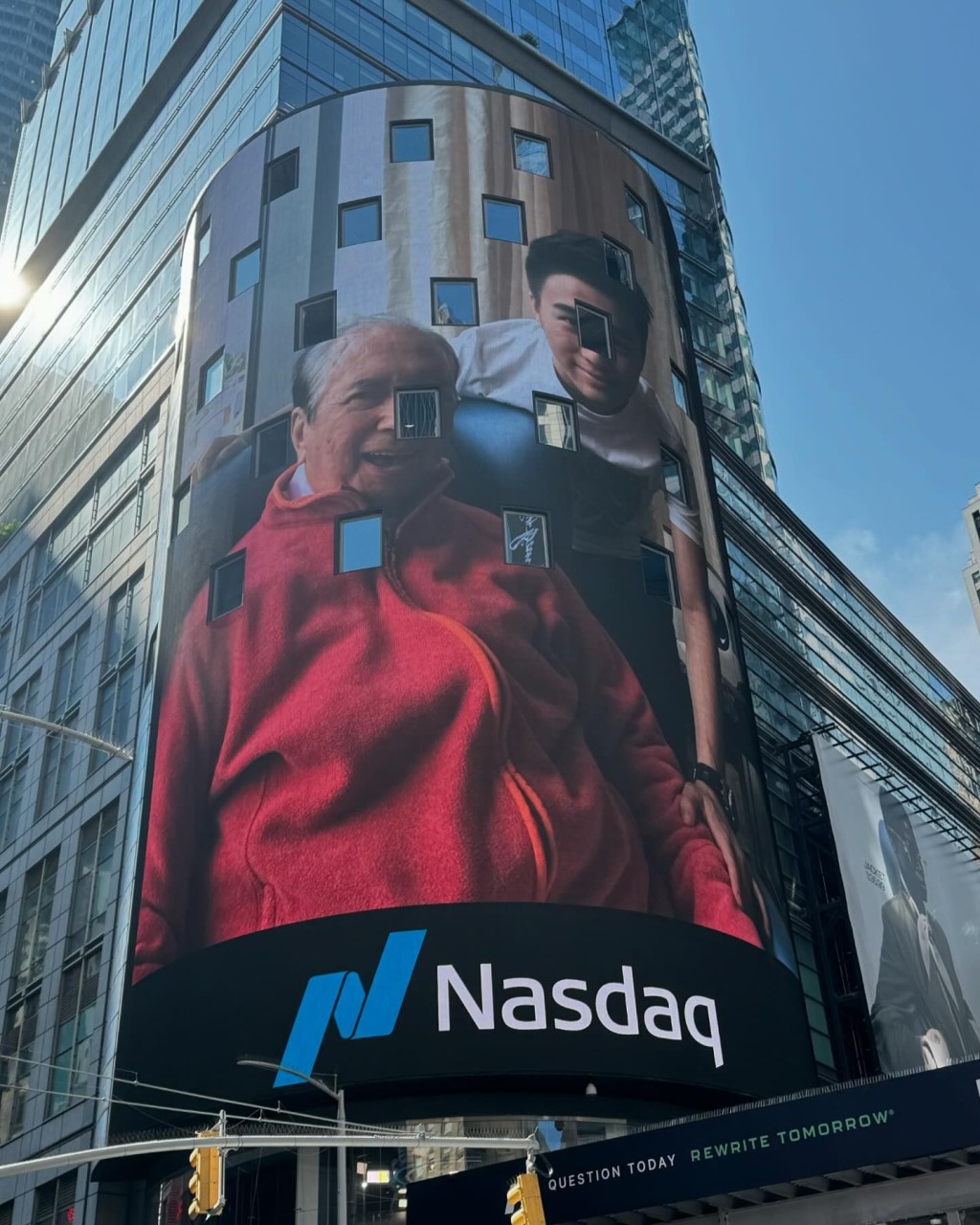 何猷君指爸爸賭王未曾試過在NASDAQ（納斯達克）的Billboard上登過廣告。