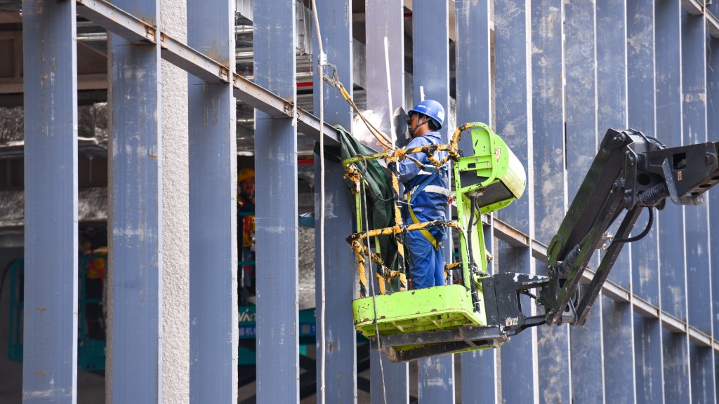 中建深裝的工人在河套壹號（原名：深港科創綜合服務中心）建設現場焊接幕牆鋼龍骨。 新華社