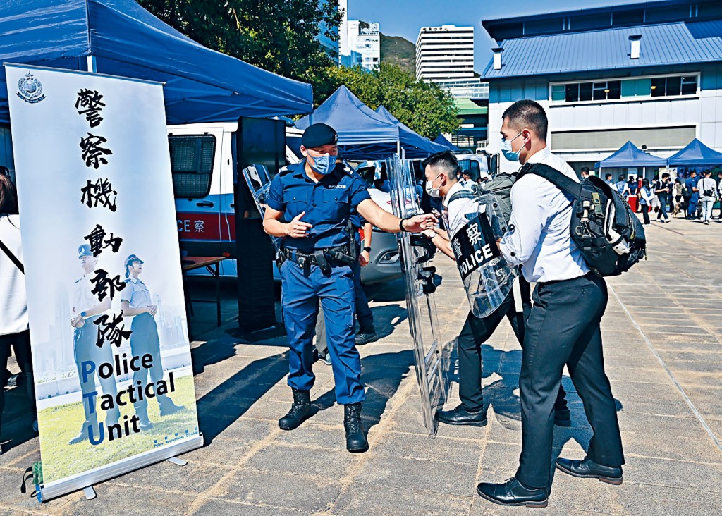 警隊多次舉行「警察招募.體驗日」,機動部隊人員向參加者介紹其工作。