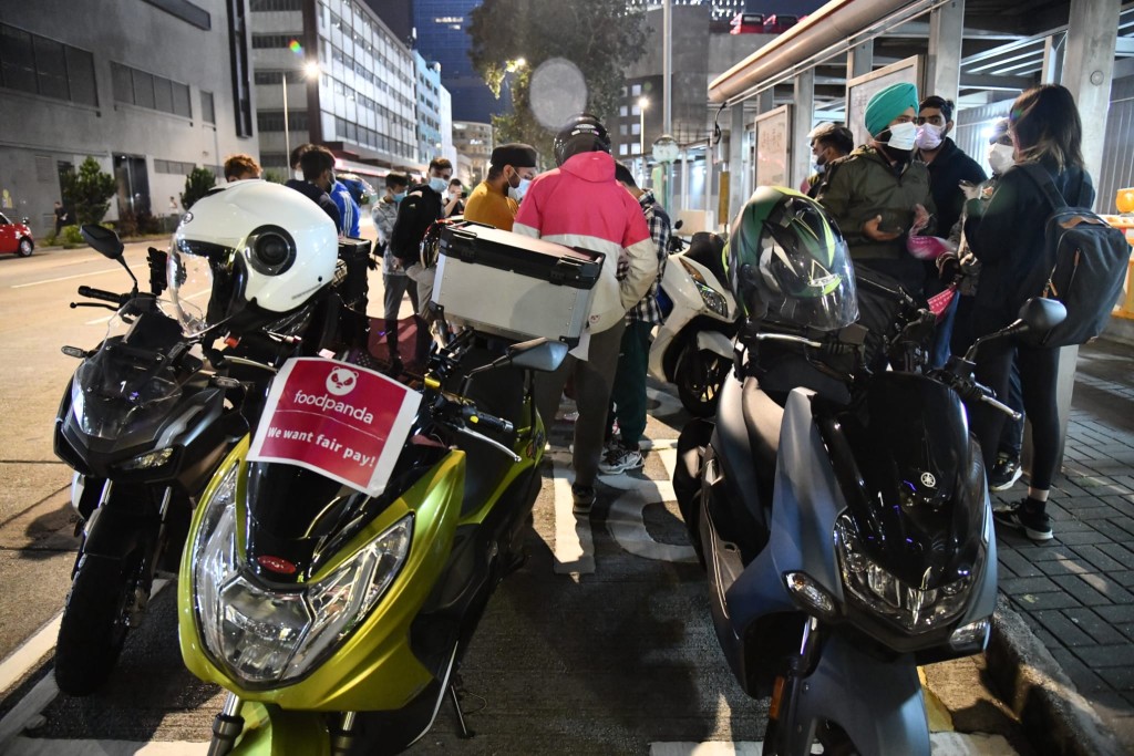 員工在電單車張貼抗議標語。