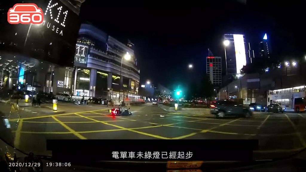 2020年12月29日，柳俊江駕駛一輛私家車在尖沙咀與一輛電單車相撞，事後涉嫌危險駕駛被捕。(車CAM)