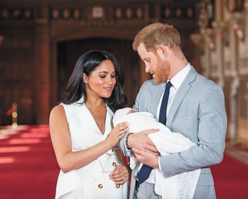 哈里王子夫婦未公布女兒照片，圖為2019年，梅根產下大兒子阿奇後與媒體見面。美聯社資料圖片