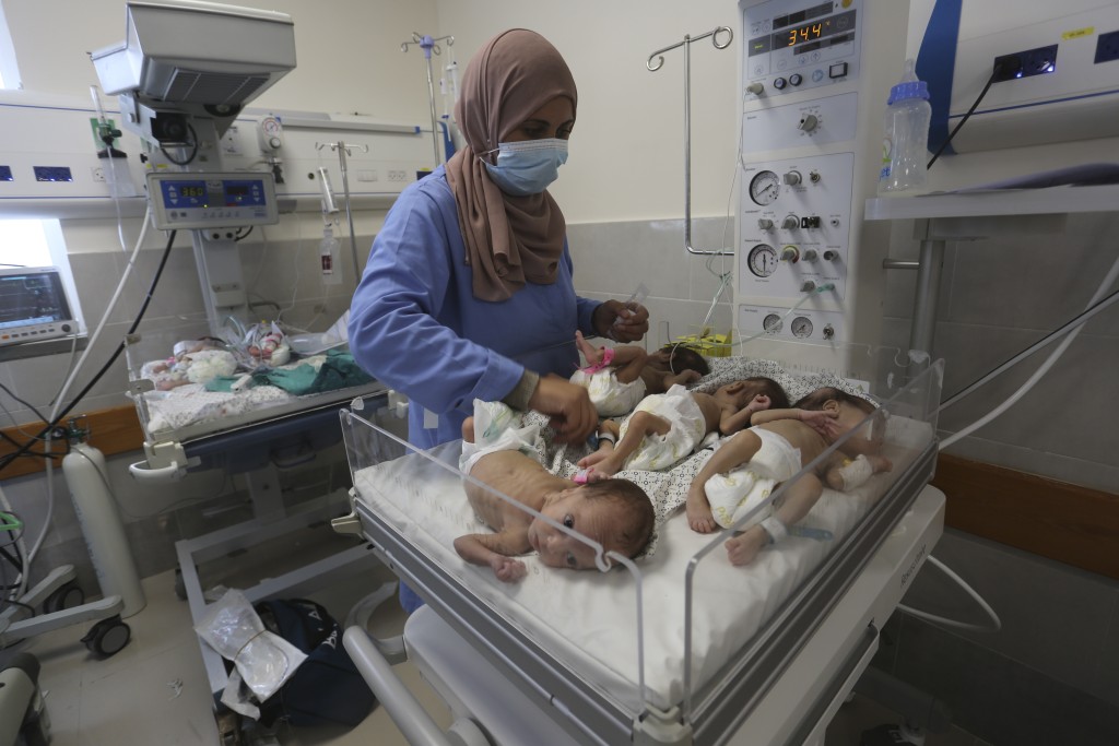 部份早產嬰由希法醫院轉移至拉法的醫院護理。美聯社
