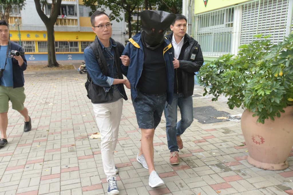 疑犯被押返住所搜證。黃文威攝