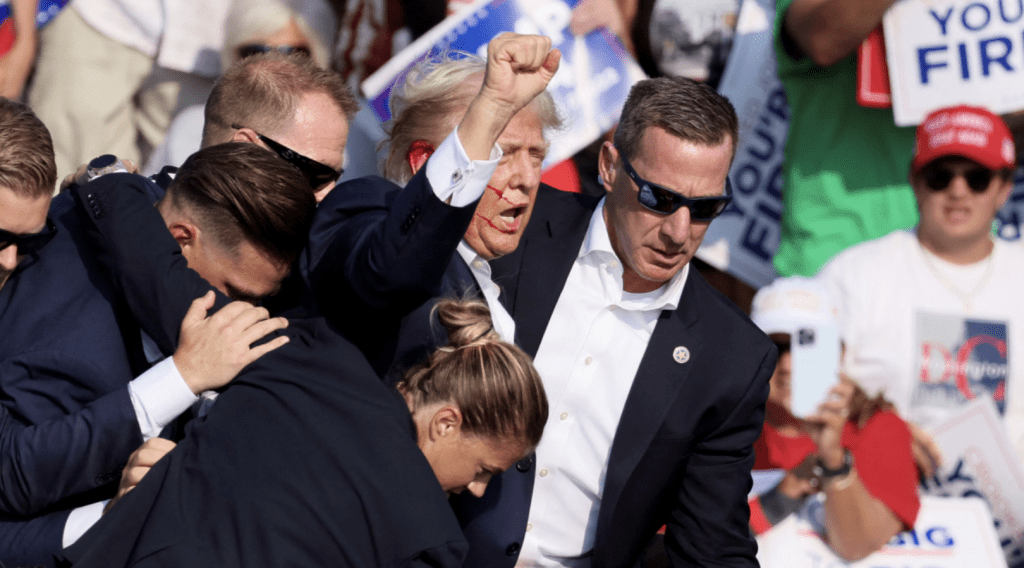 特朗普曾于2024年在巴特勒一场竞选集会上成为暗杀目标，当时枪手克鲁克斯（Thomas Crooks）向他开枪，子弹擦过其耳部。路透社