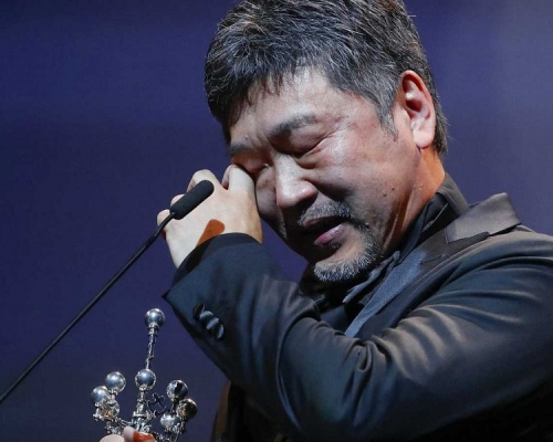 是枝裕和領獎時憶起樹木希林，悲從中來。
