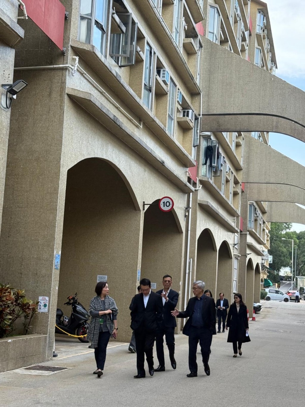 房協主席凌嘉勤、行政總裁陳欽勉同管理層到「策誠軒」視察準備工作。 房協主席凌嘉勤、行政總裁陳欽勉同管理層到「策誠軒」視察準備工作。