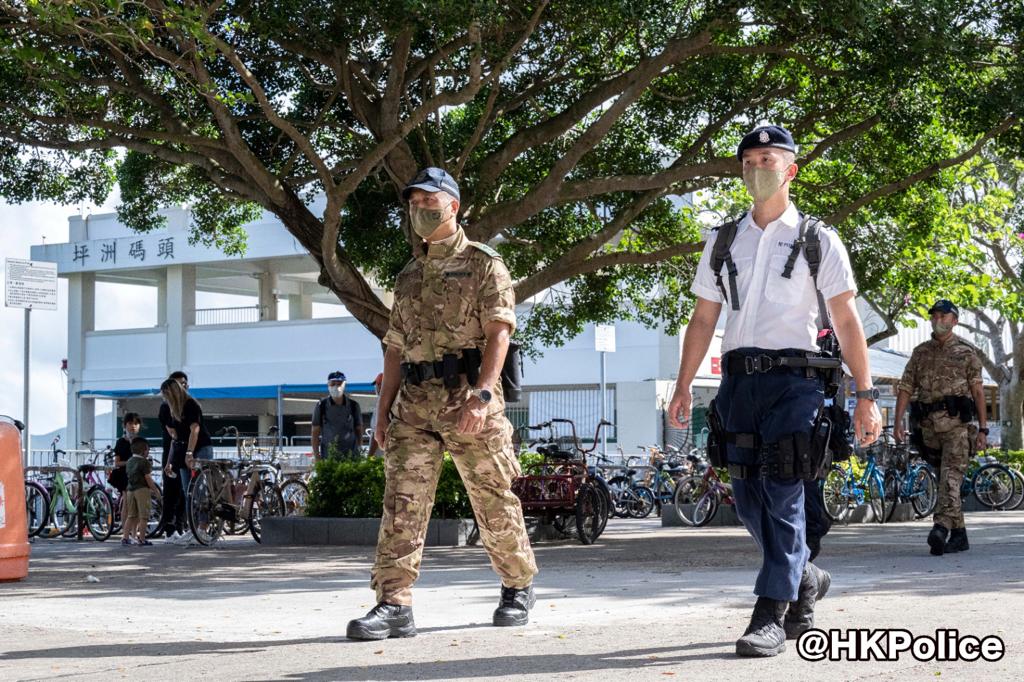 反恐特勤隊及小艇分區人員，分別到長洲、坪洲及南丫島進行高姿態反恐巡邏。警方fb圖片