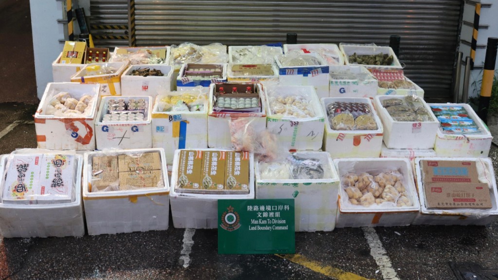海關食環署聯合行動 檢逾千公斤走私食品家禽。海關圖片