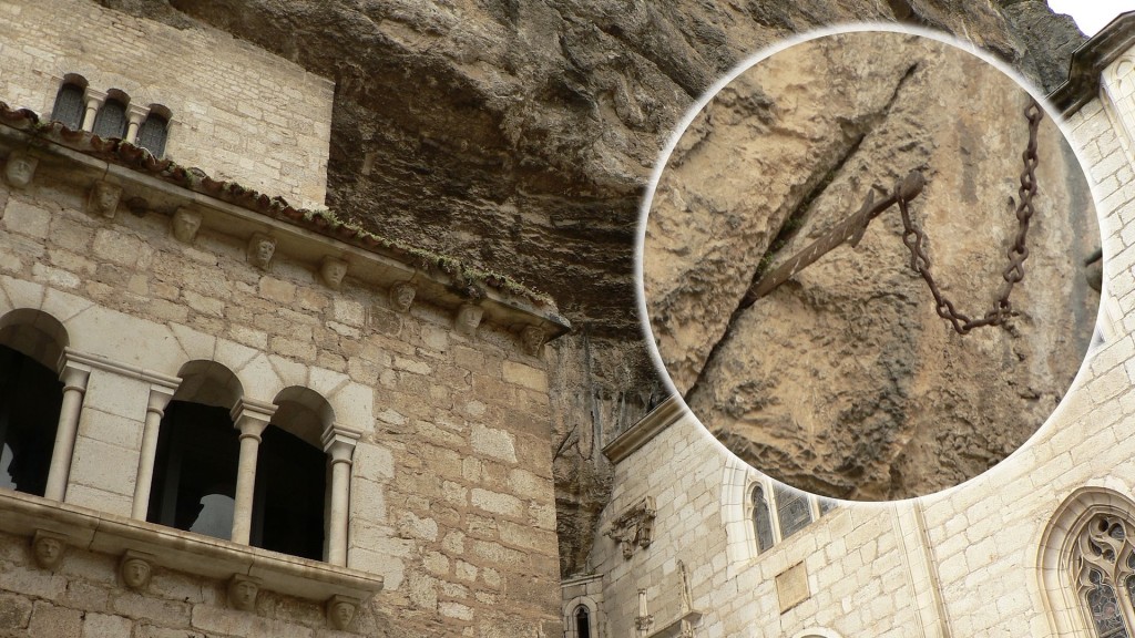 傳說「杜蘭達爾」已經插在石壁中接近1300年。 Wikimedia Commons