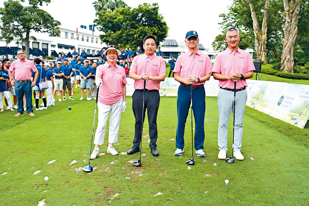 (由左至右)龍傳基金董事王䓪鳴博士、第13屆龍傳基金慈善高爾夫球賽籌備委員會主席劉堃、香港賽馬會投資總監蔡思遠、香港哥爾夫球會會長郭永亮舉行開球禮。 (由左至右)龍傳基金董事王䓪鳴博士、第13屆龍傳基金慈善高爾夫球賽籌備委員會主席劉堃、香港賽馬會投資總監蔡思遠、香港哥爾夫球會會長郭永亮舉行開球禮。