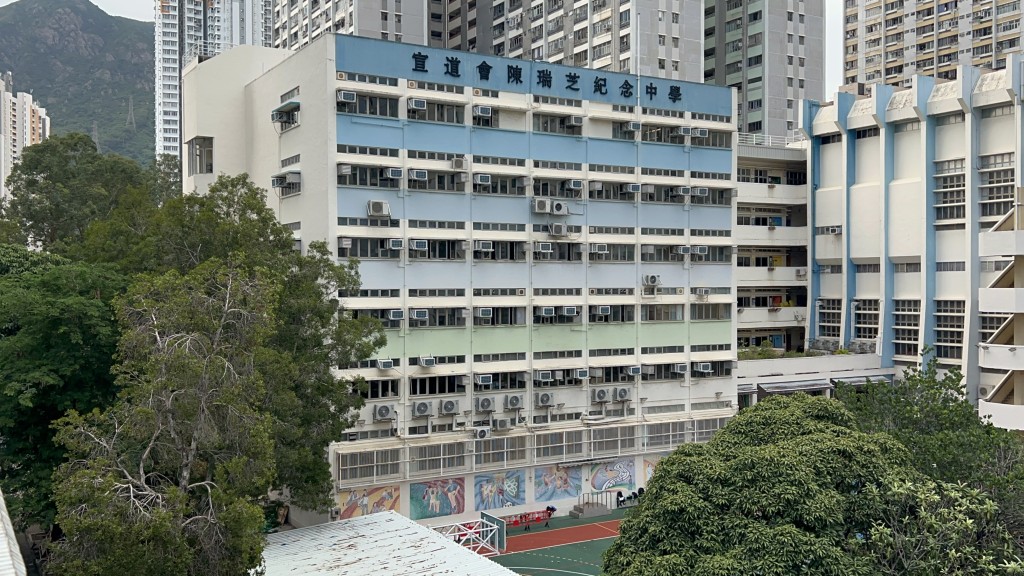 現場為屯門友愛路7號宣道會陳瑞芝紀念中學。 現場為屯門友愛路7號宣道會陳瑞芝紀念中學。