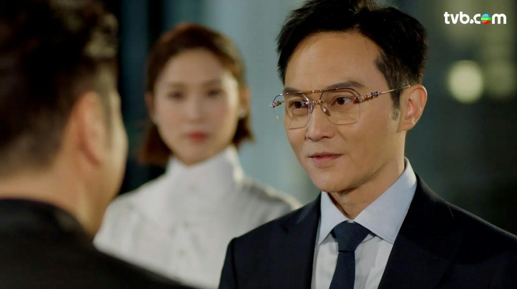55歲張智霖（Chilam）近日因TVB台慶劇《璀璨之城》再度人氣急升，在劇中他分別與陳瀅、陳曉華有大膽調情戲，惹起網民熱議。（圖：TVB）