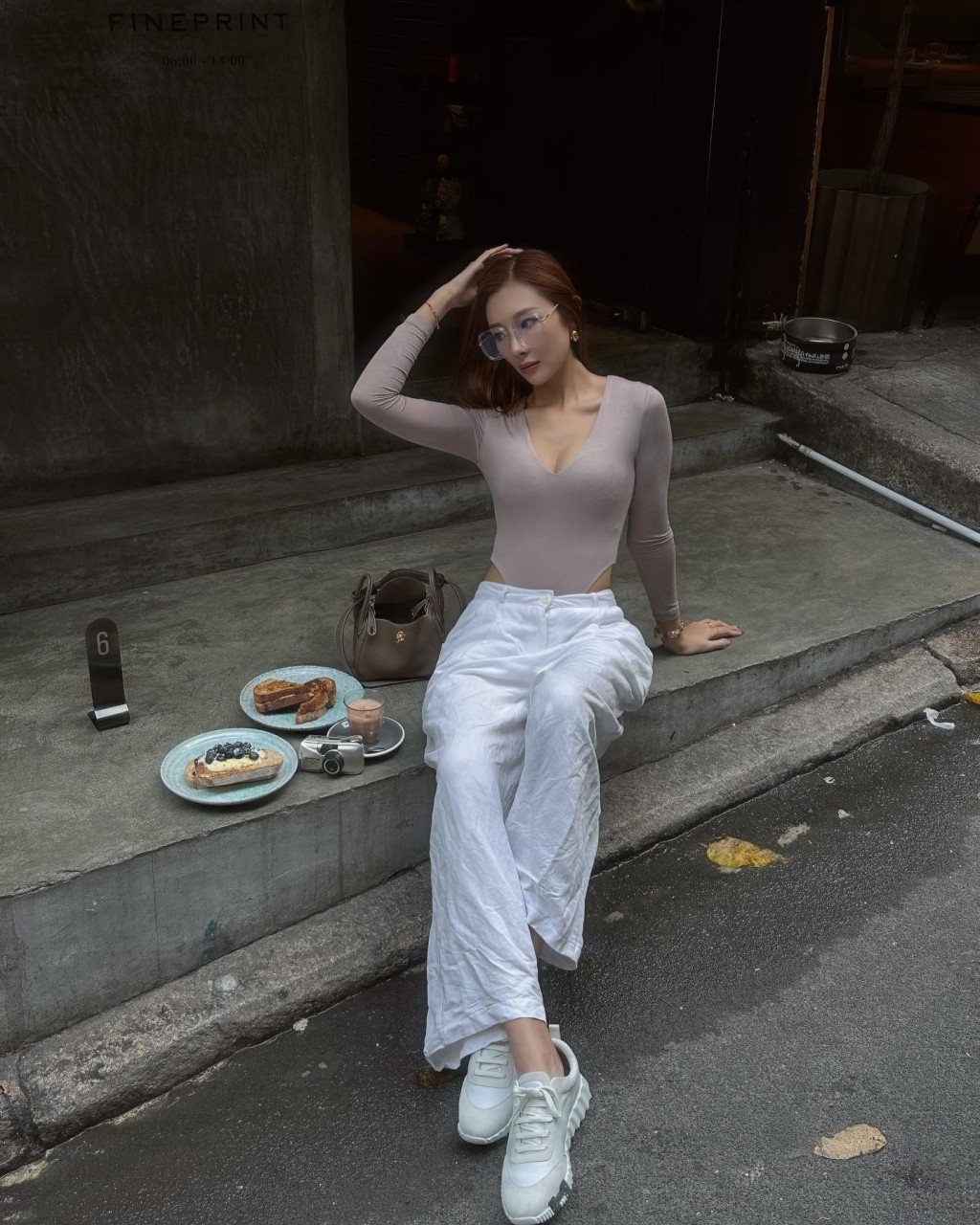 梁允瑜前日（24日）在IG发新帖，她身穿低胸Bodysuits，竟将价值6万多的Hermès Mini Lindy随街放。