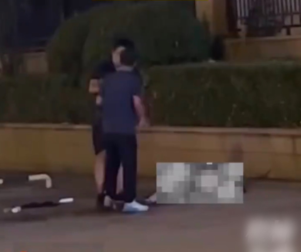 网传影片显示男子当街挥刀。