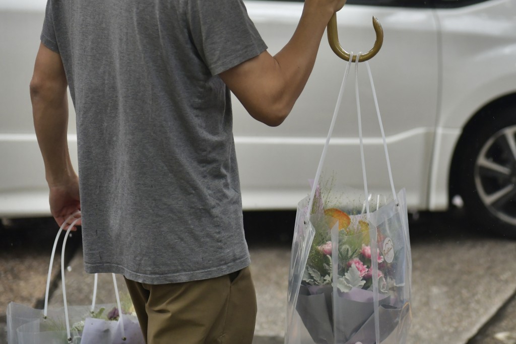 有市民早上到花墟买花。（陈极彰摄）