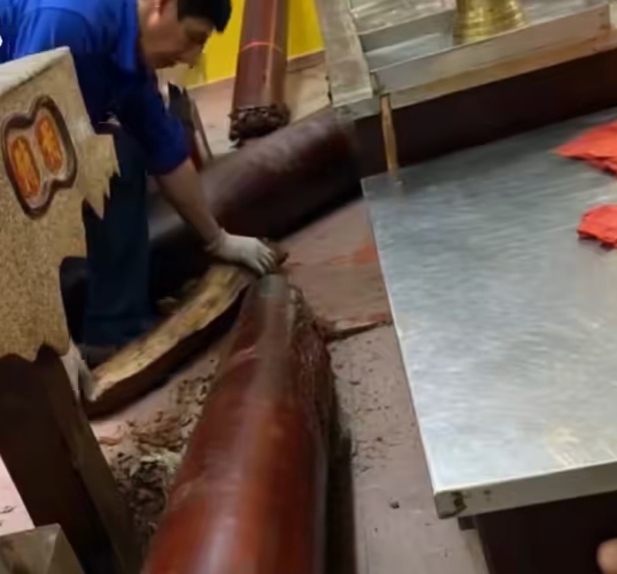 然而,从断裂处的残骸观察,横梁内部疑似已有腐朽现象,外界质疑工程质量或保养是否存在疏漏。丹绒士拔顺天宫Facebook影片截图 然而,从断裂处的残骸观察,横梁内部疑似已有腐朽现象,外界质疑工程质量或保养是否存在疏漏。丹绒士拔顺天宫Facebook影片截图