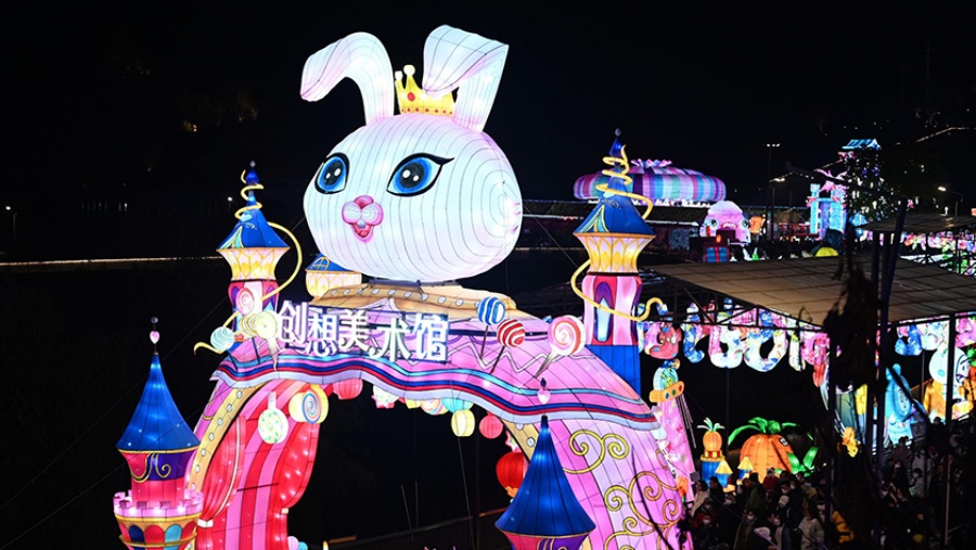 四川自貢燈會吸引眾多遊客。